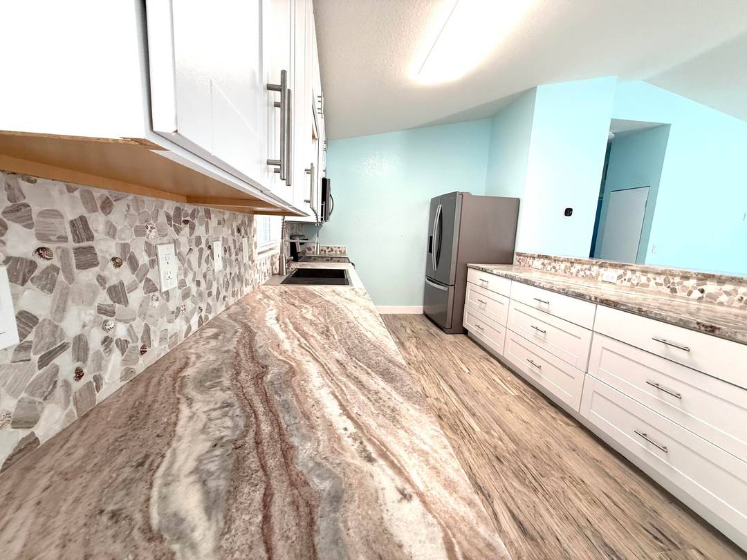 NO HOA ! ! 5 BEDROOM 2 BATHROOM ON 1.