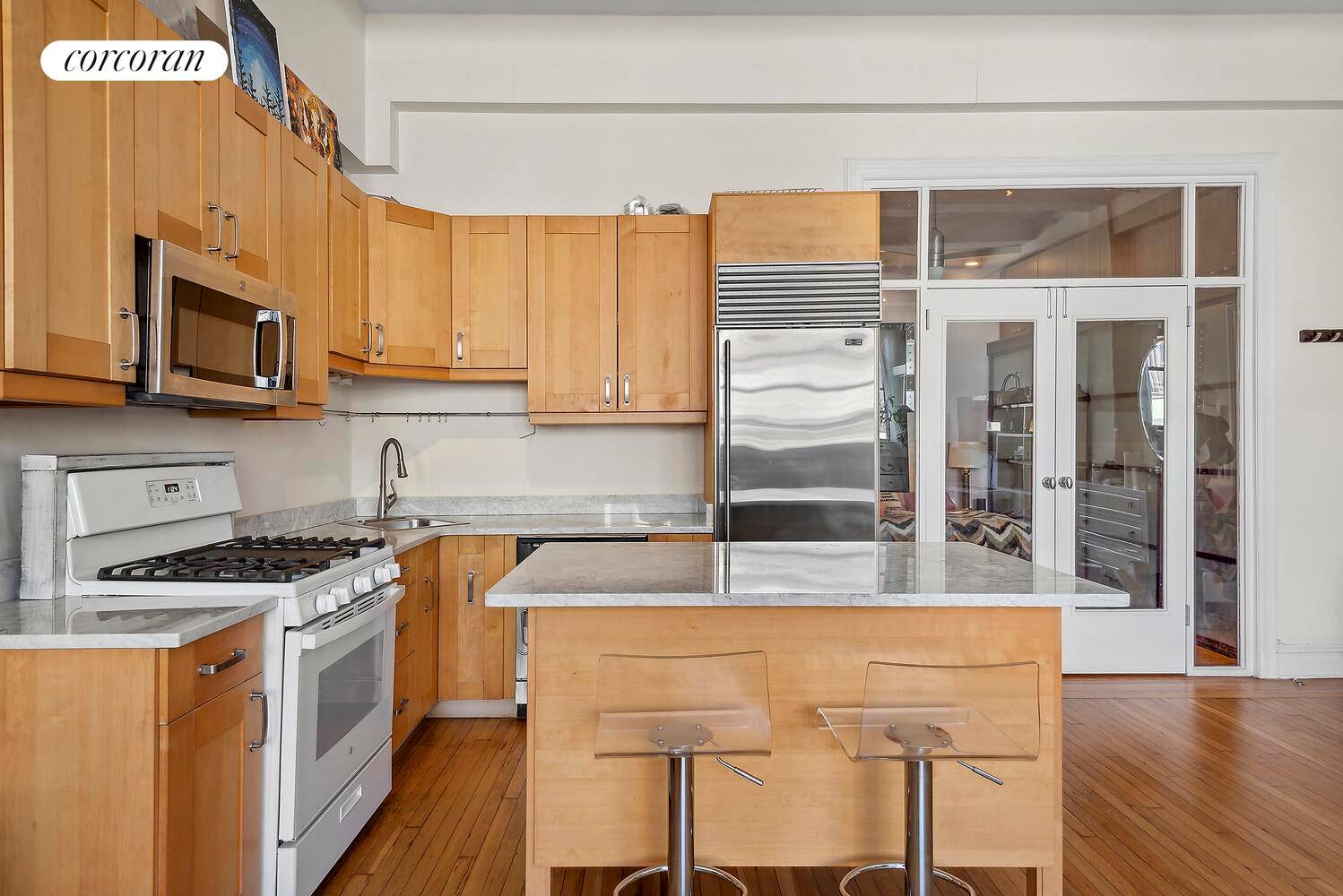 BACK ON MARKET NEW PRICE Flex 1 Bedroom 825sf Loft Condominium Soaring 11'8 beamed ceilings and oversized windows Quiet, tree lined street with views of neighboring architecture Sun filled, cheerful ...