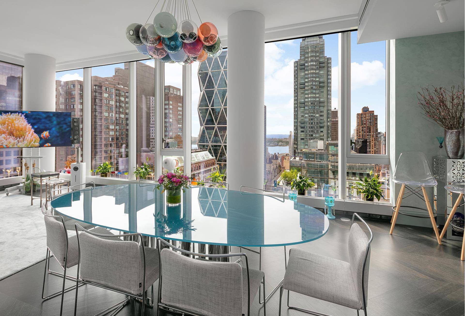 Sitting 330 feet above the city landscape, in one of the world's most iconic towers, this lavish 2 bedroom, 2.