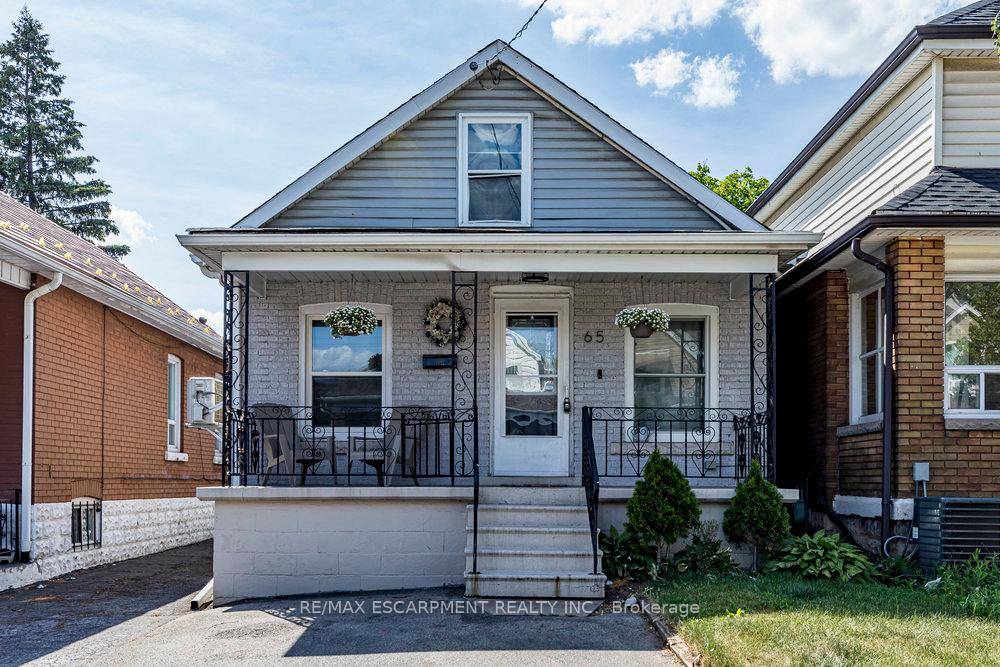 Charming 3 Bedroom Home with Finished Basement amp ; Stunning Views Prime Location !