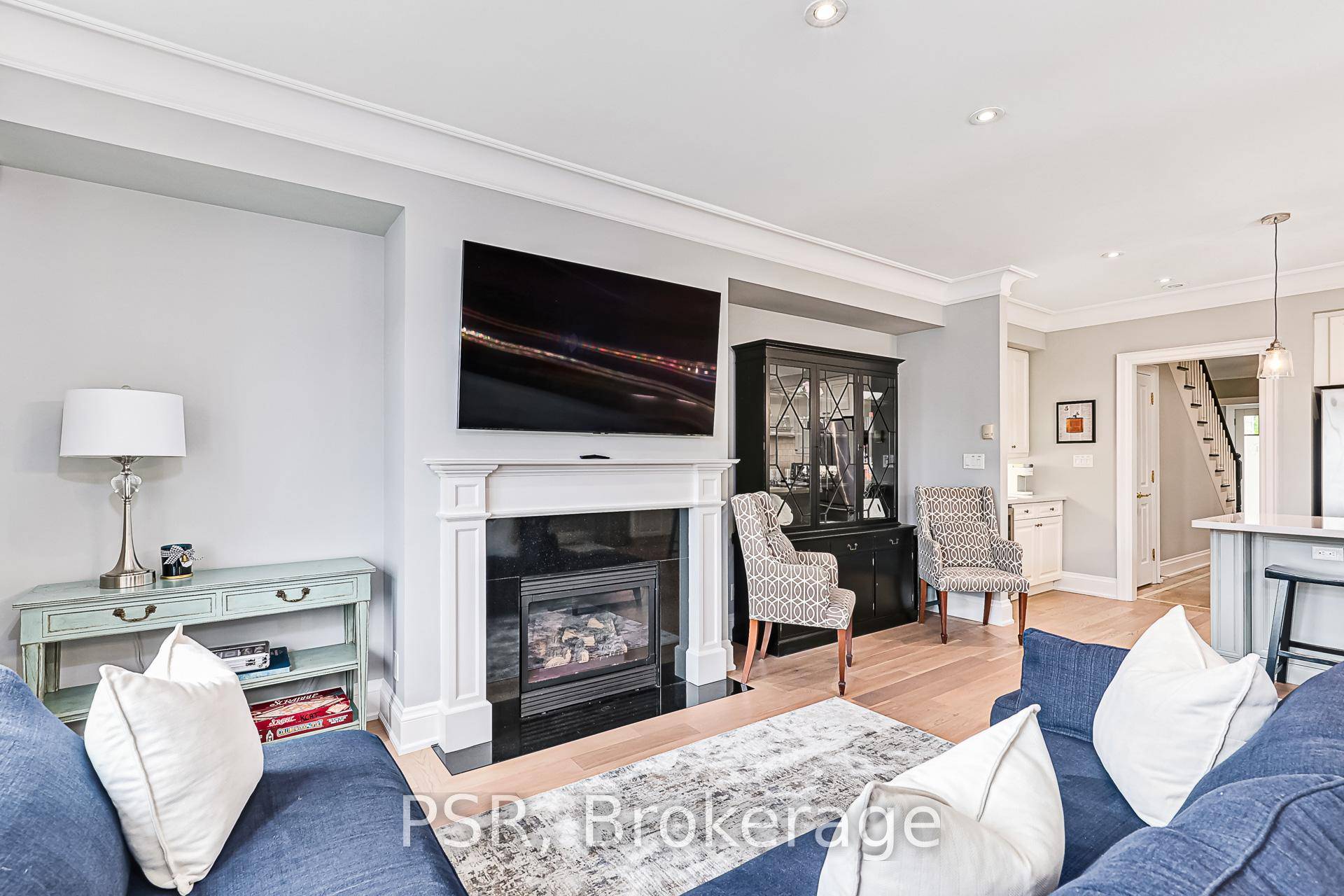 FALL SEASONAL LEASE, minimum 2 months with flexible dates Gorgeous two storey, fully furnished and outfitted Executive Waterfront Townhouse with soaring high ceilings located in Collingwood, and just a short ...