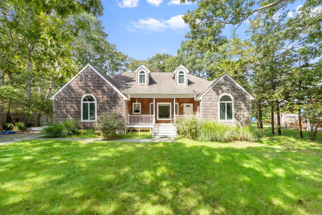Effortless Summer Living in Southampton Shores