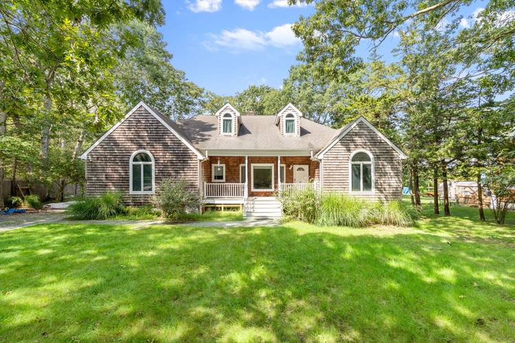 Effortless Summer Living in Southampton Shores