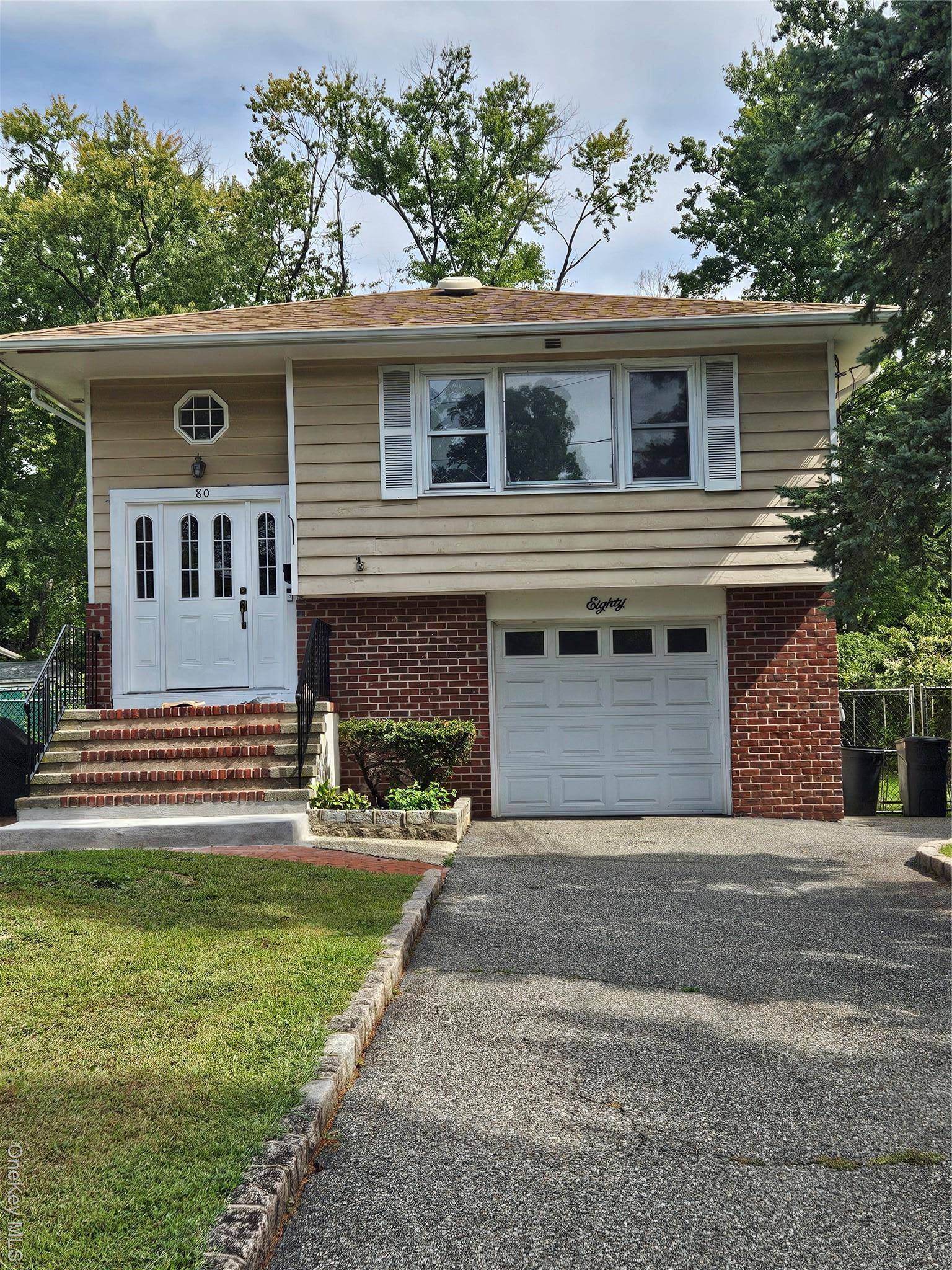 Gorgeous house rental. with spacious driveway.
