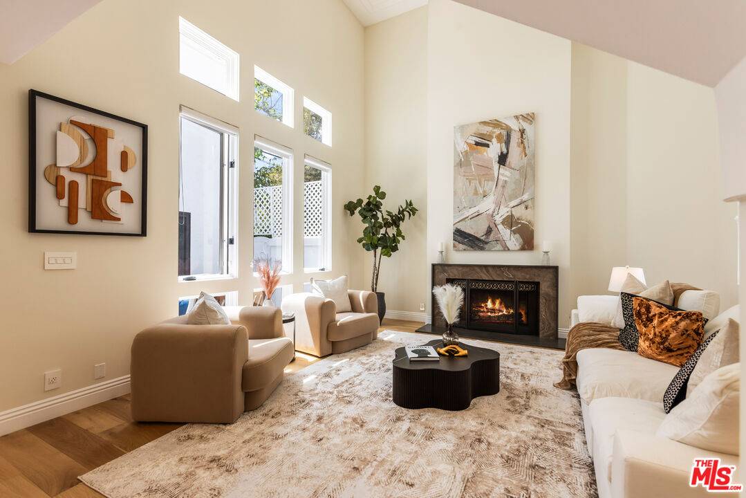 869  S Bundy Dr 3BR Brentwood La