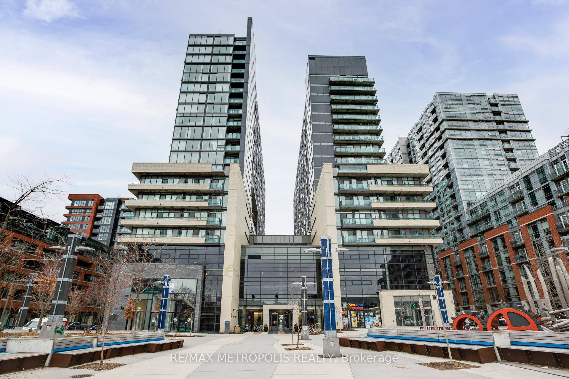 Welcome To Your 2 Bedrooms 2 Full Baths Condo In The Vibrant Location Of Queen West Village !