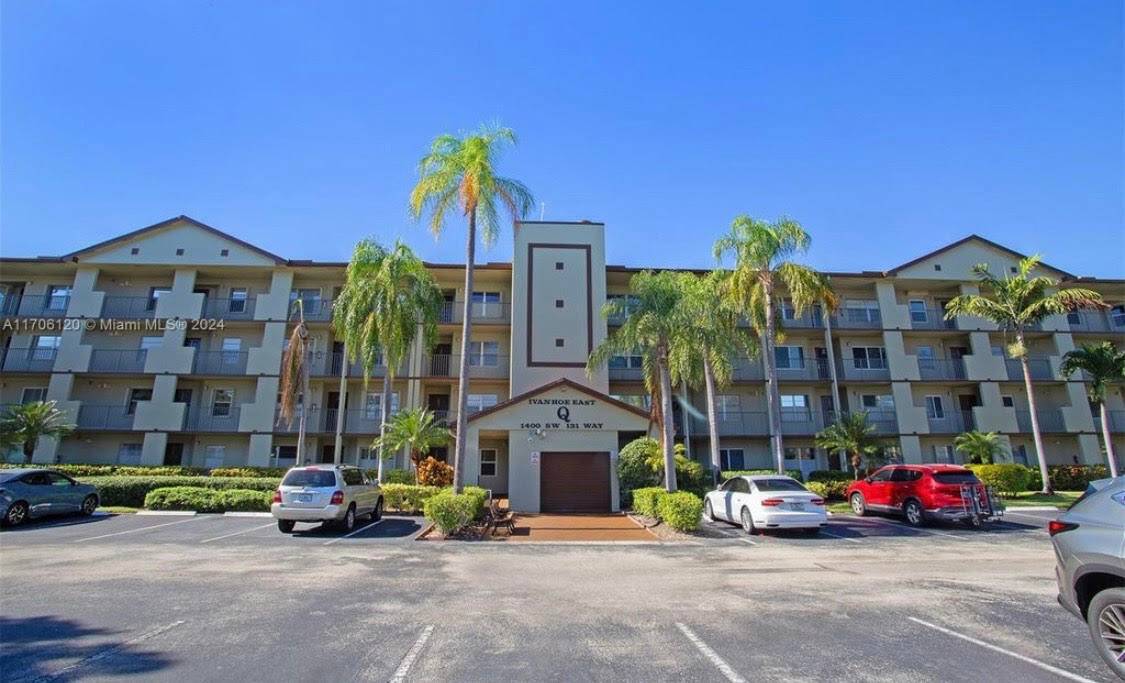 This bright beautiful unit enjoys serene lake amazing sunset views on the 4th floor.