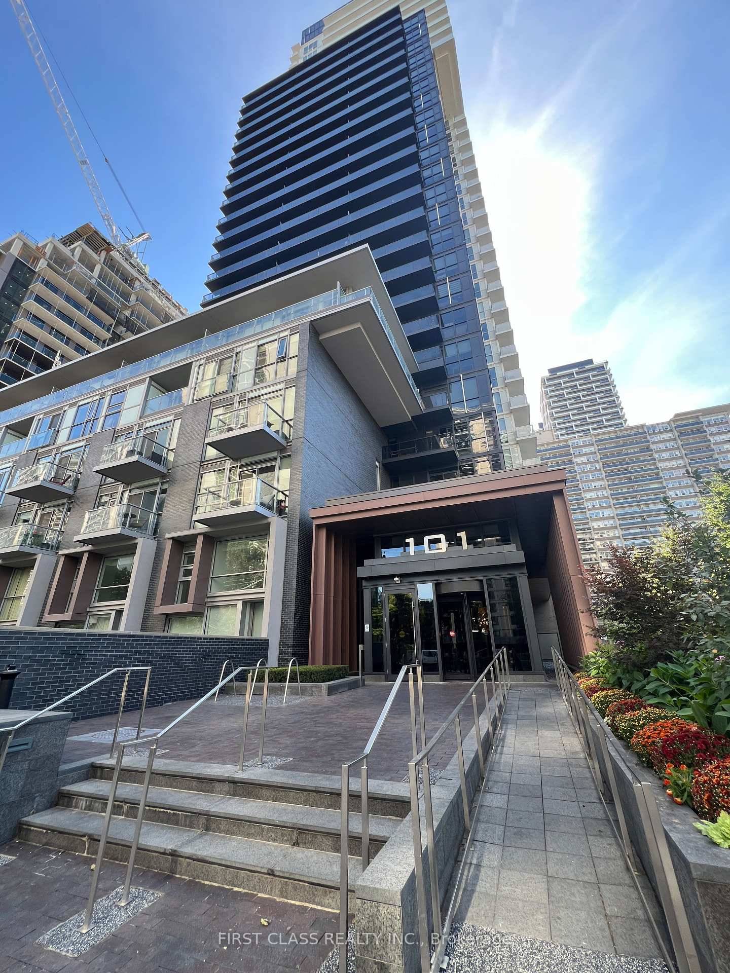 Modern Studio Unit At 101 Erskine Ave 806, Located In The Vibrant Midtown Toronto Area.