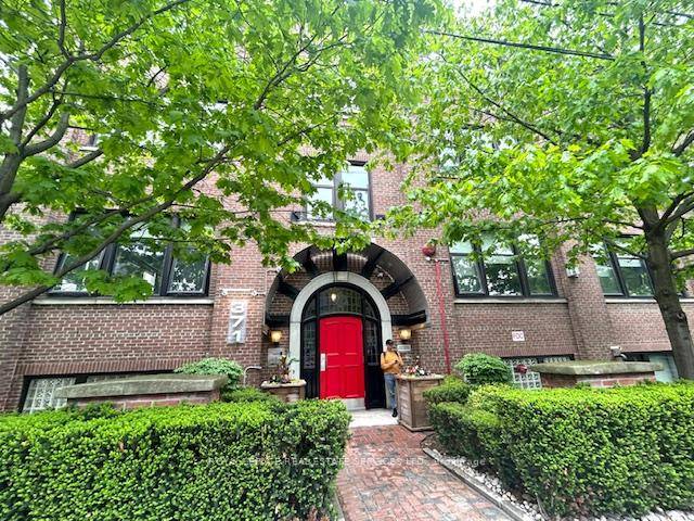 Rarely available CORNER UNIT !