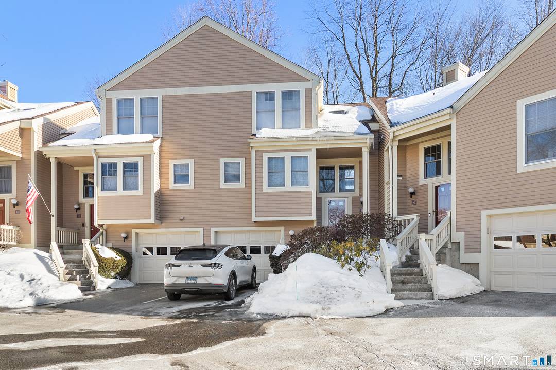 Welcome to this inviting 2 bedroom, 2.