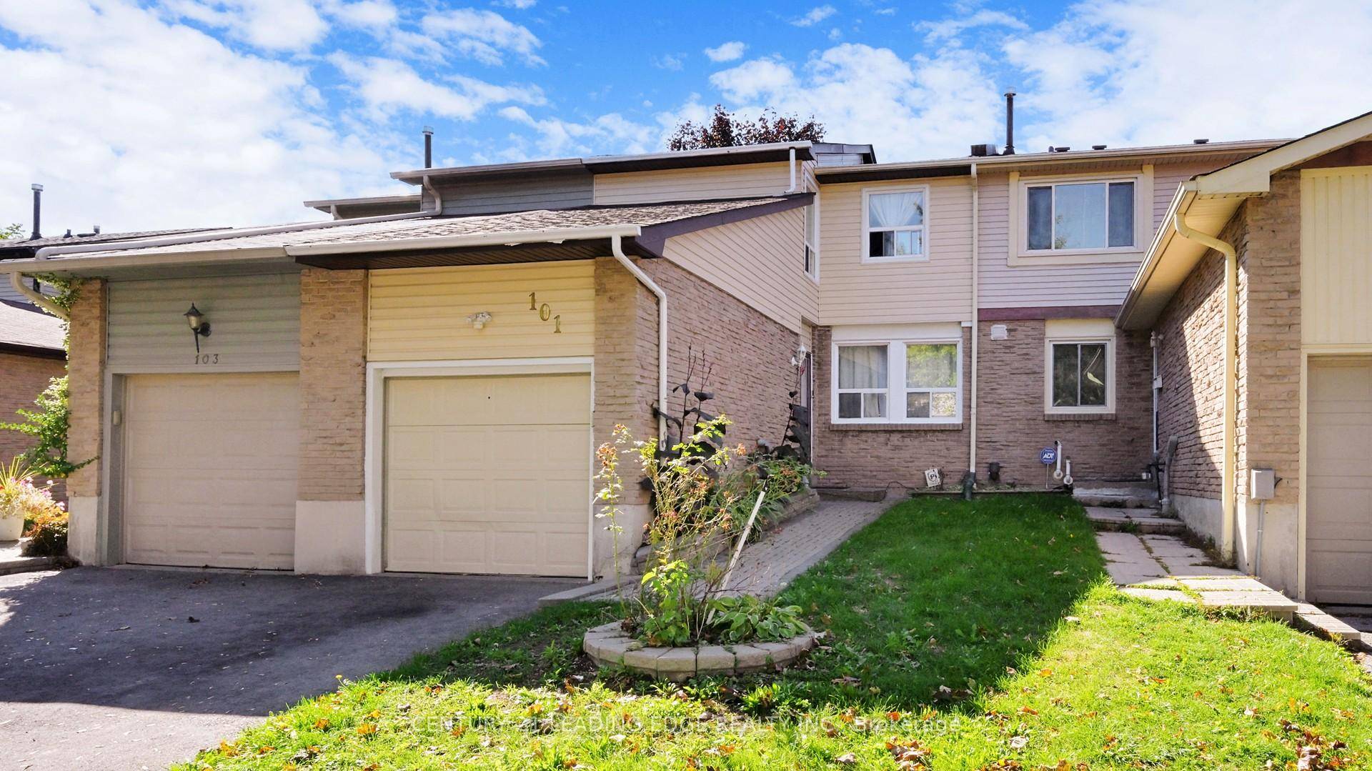 PRIME TORONTO EAST LOCATION SPACIOUS FREEHOLD TOWNHOUSE VERY BRIGHT AND CLEAN NEWER FURNACE 2019 NEWER AIR CONDITIONER 2019 MAIN FLOOR RECENTLY UPDATED 2023 FINISHED BASEMENT WITH 4PC WASHROOM amp ; ...