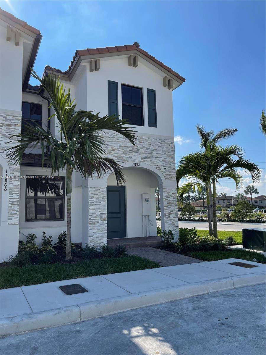 BEAUTIFUL corner townhouse 3 bedrooms 2.