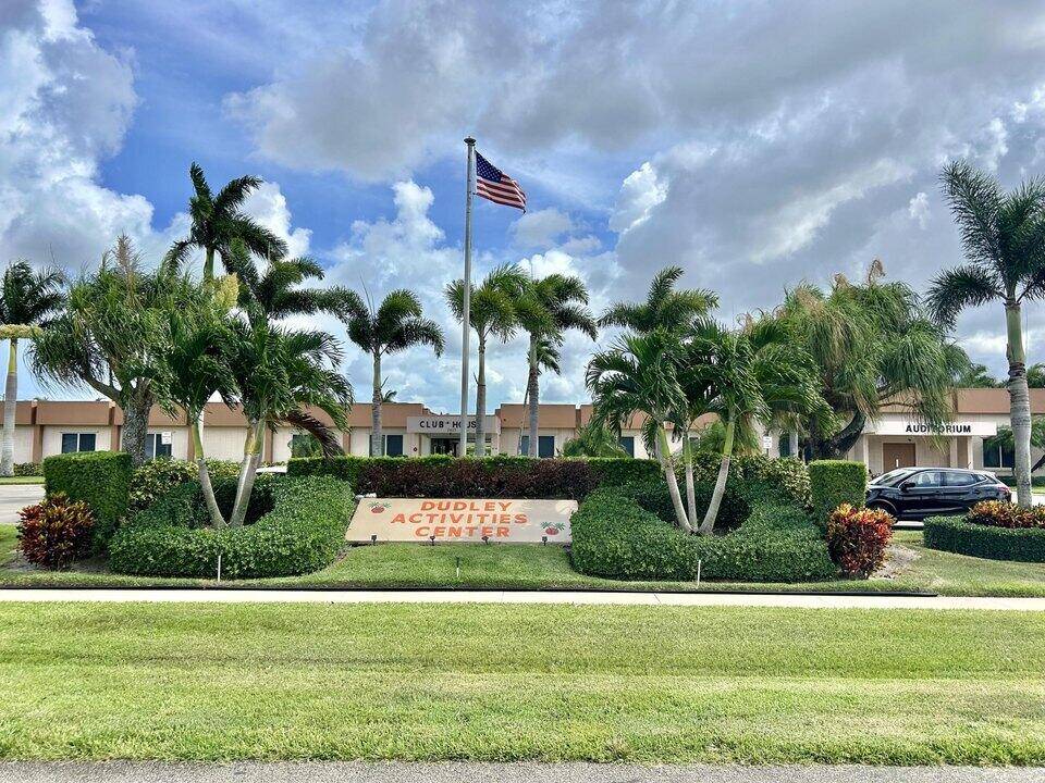 Charming 1 bed, 1 bath villa located in the desirable Cresthaven Villas, 55 community, come see the inviting living room w natural light coming through the sliding door w seamless ...