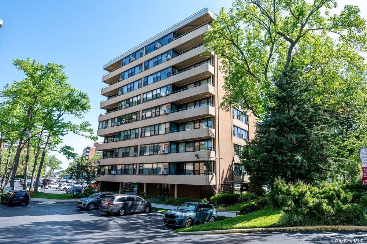 Beautiful 2 bedroom Living Room dining room and kitchen open concept, balcony, situated on the 5th floor.