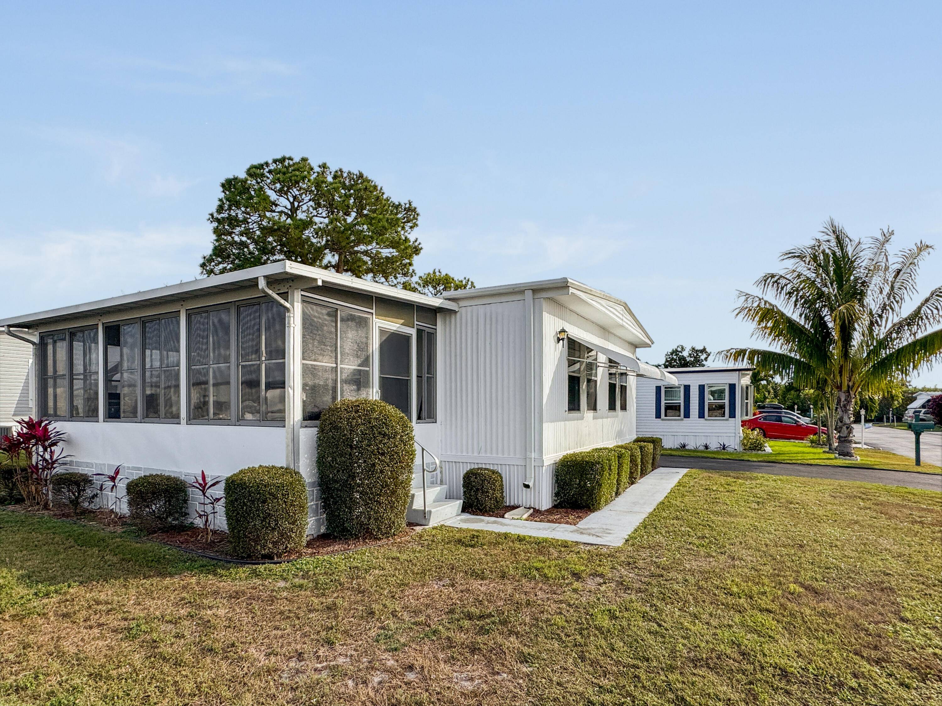 Charming 2BR 2BA mobile home in the desirable Jamaica Bay community of Boynton Beach !