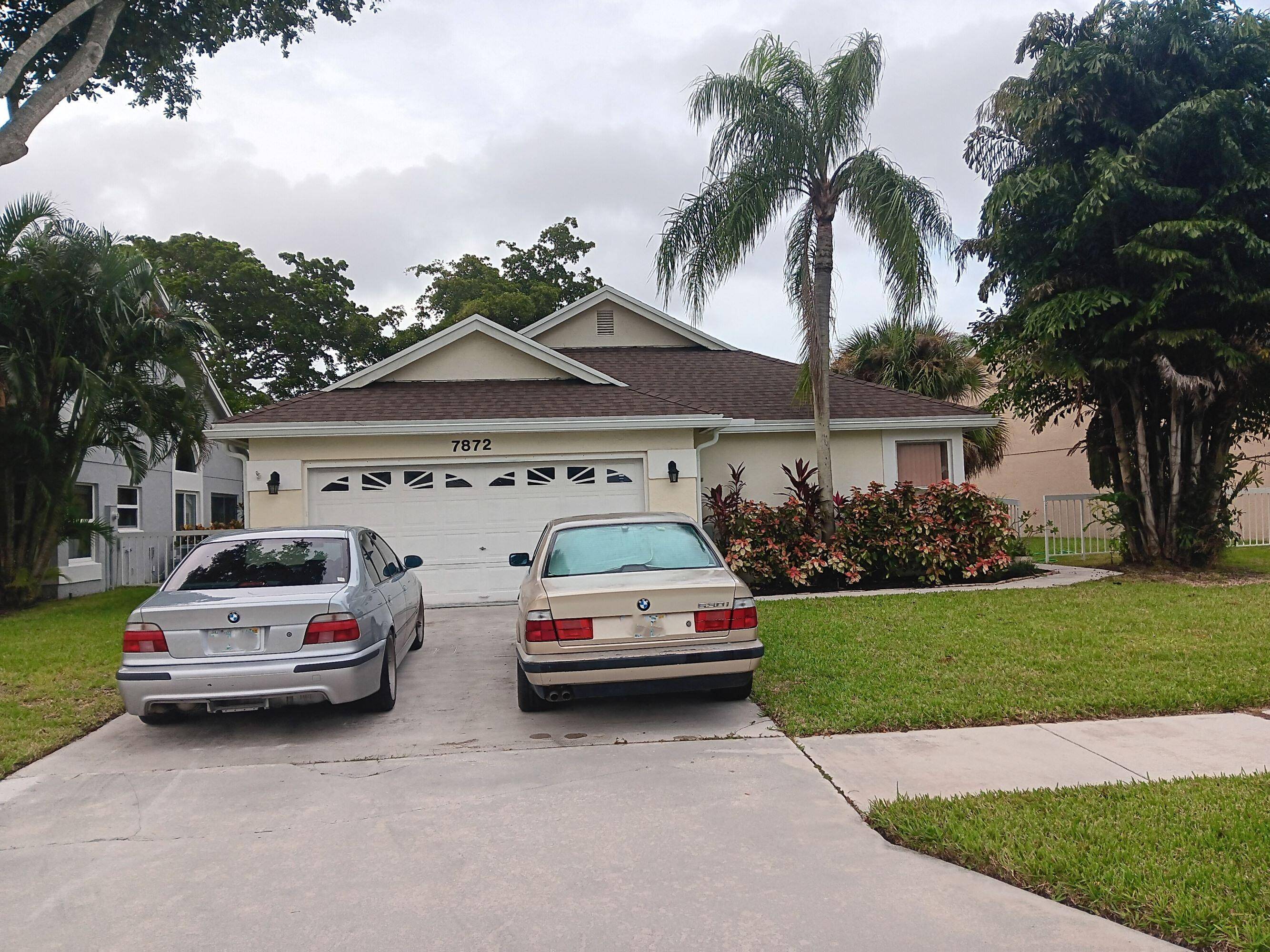 Welcome to this charming 3 bedroom, 2 bathroom, 2 car garage home in the sought after 55 community of Pine Ridge at Delray Beach.