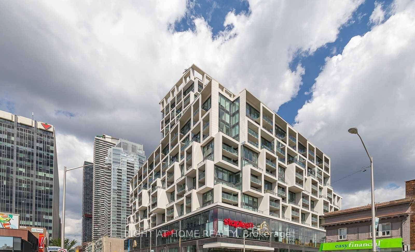 Beautiful Well Kept 1 Bed Unit W Sleek Built In Appliances, Large Windows.