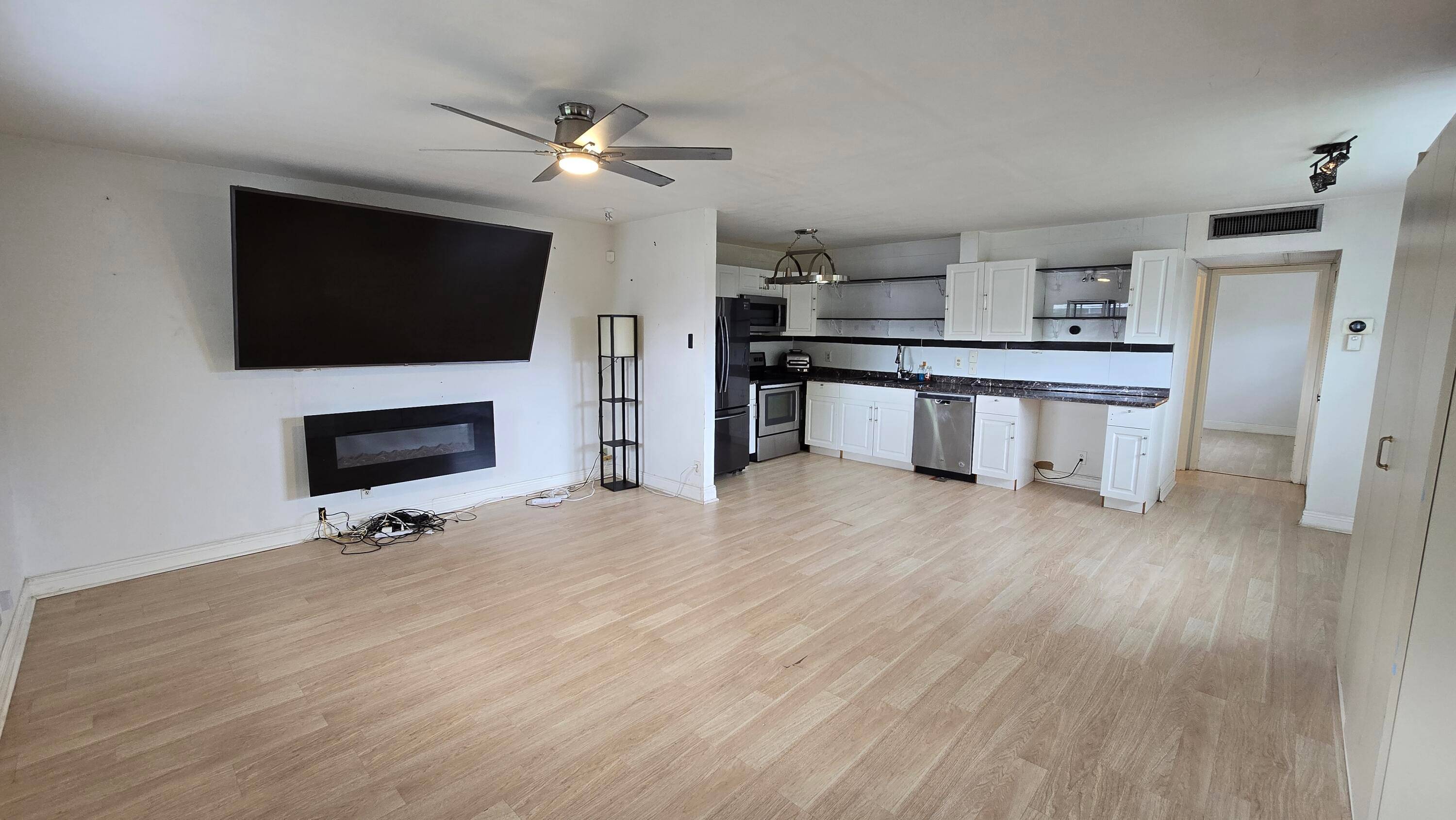 This tastefully renovated 1 bed 1.