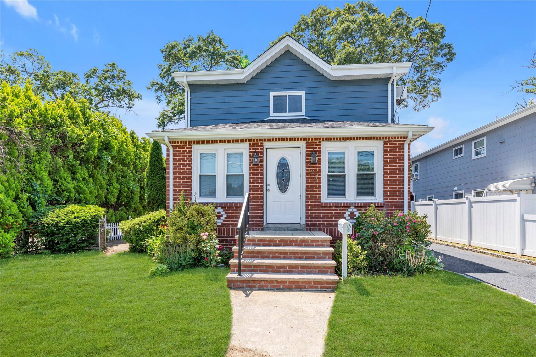 Welcome to 123 Mitchell Street in North Bellmore !