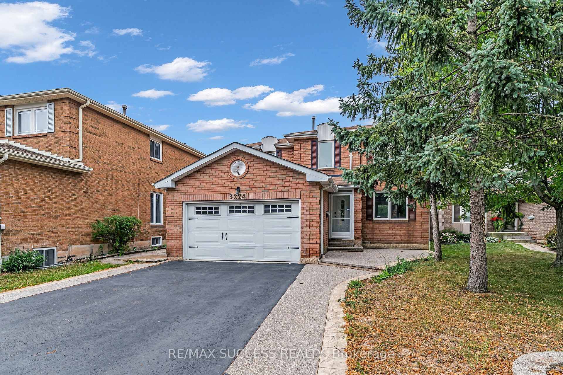 Prime Location ! Situated in the heart of Erin Mills near Winston Churchill and Dundas, this 4 1 bedroom home features a separate basement apartment with its own private entrance, ...