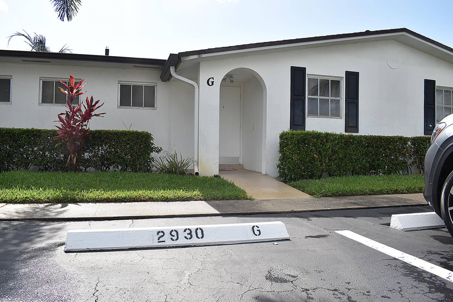 Come see this single story villa located in the Crosley Section of Cresthaven, a 55 and older no pet community which requires a minimum 718 credit score, annual income of ...