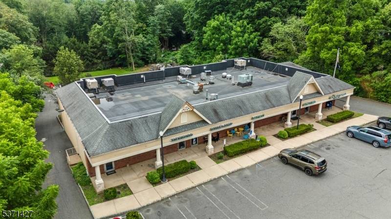 We are pleased to present an exceptional opportunity to acquire a fully stabilized, income producing retail asset located in one of the most affluent and sought after areas in the ...