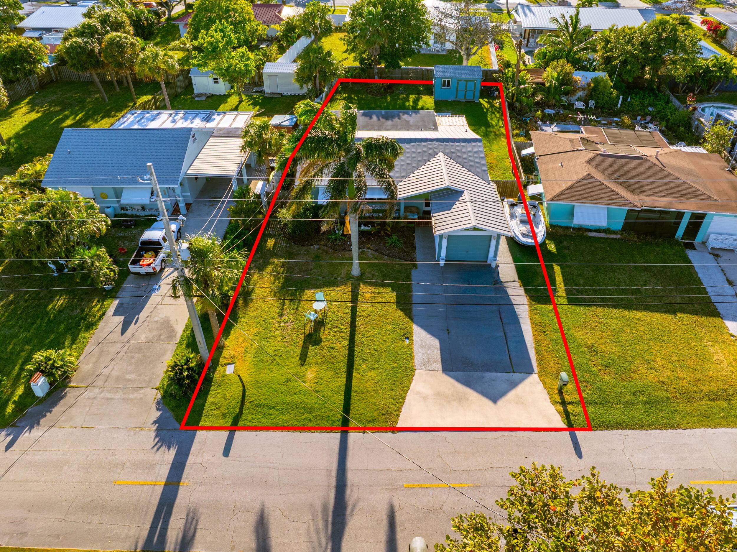 Welcome to this charming beach house, a private retreat designed for relaxation and fun on beautiful Hutchinson Island !
