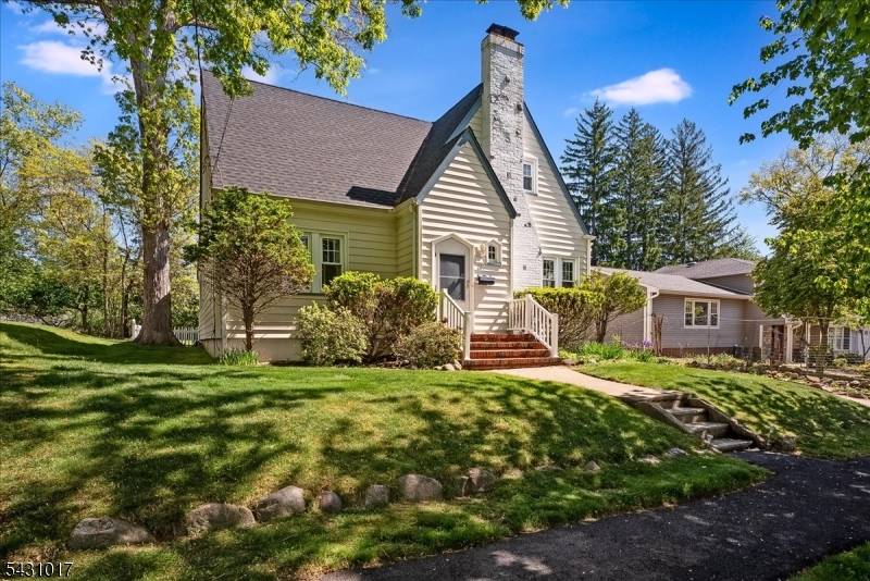 Welcome to the perfect blend of comfort, convenience, and location in highly sought after Livingston.