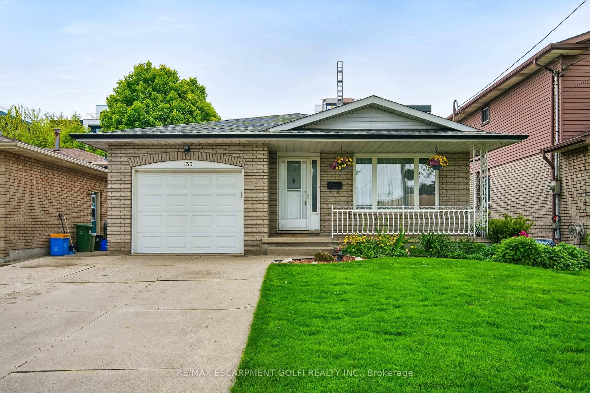 LOVINGLY MAINTAINED 4 1 BED, 2 BATH BACKSPLIT ON OVERSIZED LOT W INGROUND POOL !