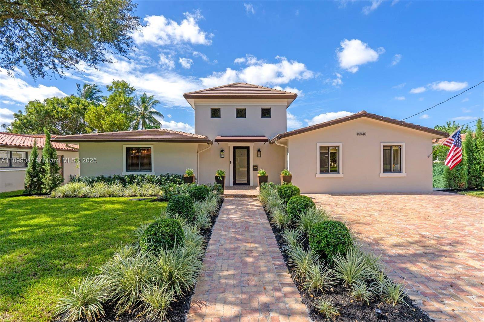 Elegant Lakefront Home in peaceful Miami Lakes !