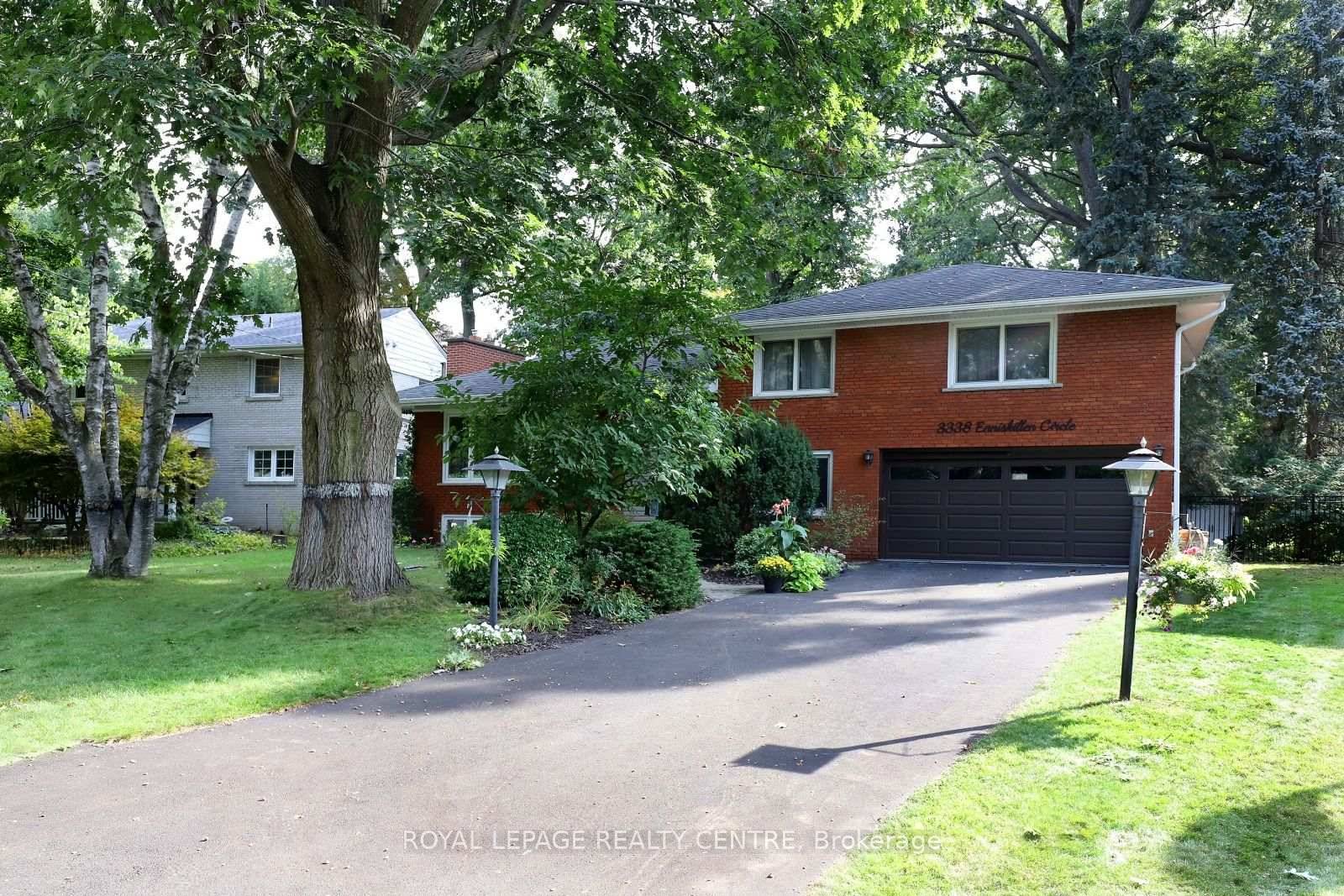 Fantastic Detached 4 Bedroom 4 Level Side Split With Finished Basement and Full Sized Double Garage !