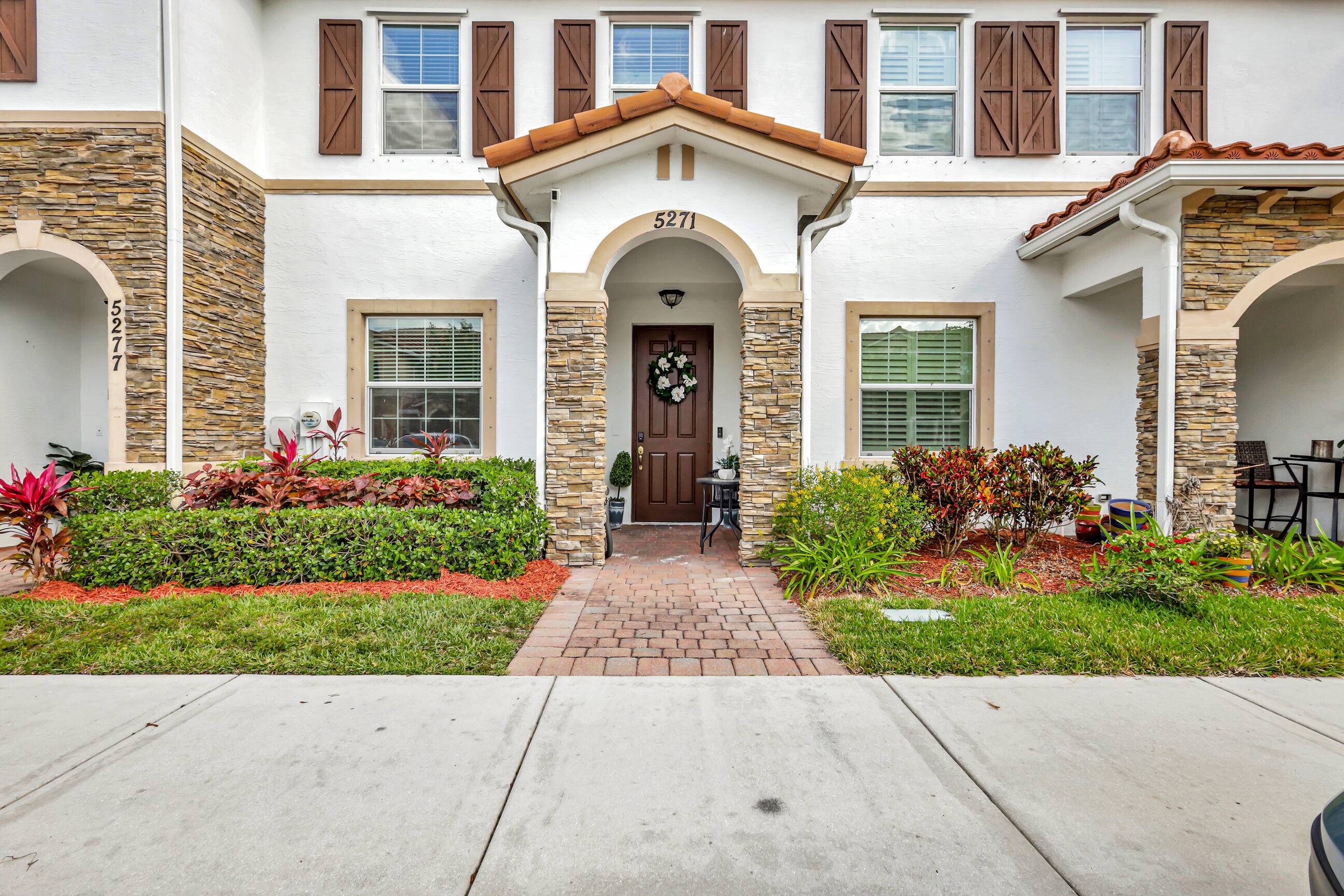 PRIME LOCATION ! This townhouse, located in a gated community, is being sold by original owners.
