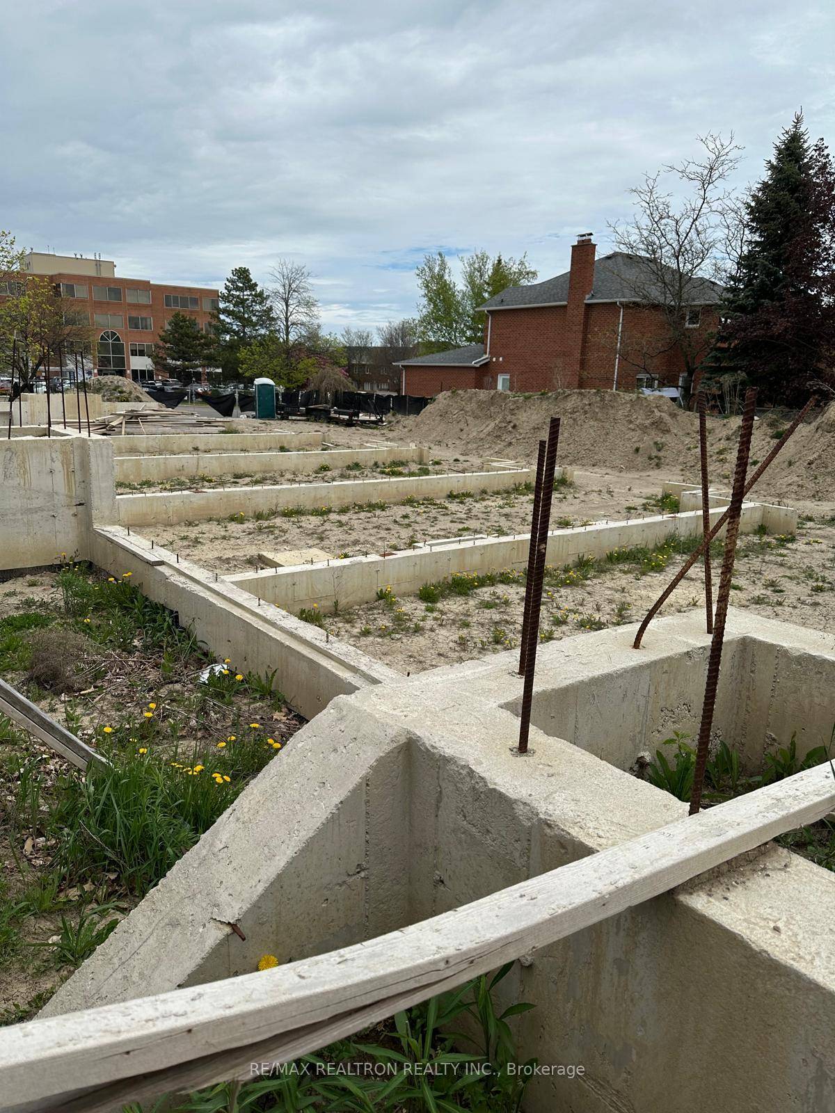 Attention Builders Developers Investors A Premium Infill Lot !