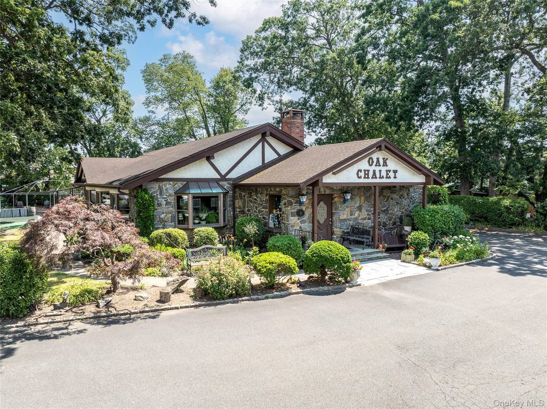 Nestled in the heart of Bellmore, New York, welcome to Oak Chalet an iconic restaurant situated on 1 acre of land.