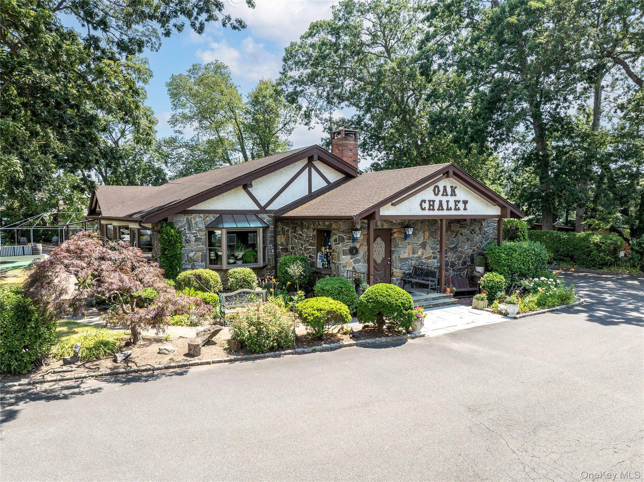 Nestled in the heart of Bellmore, New York, welcome to Oak Chalet an iconic restaurant situated on 1 acre of land.