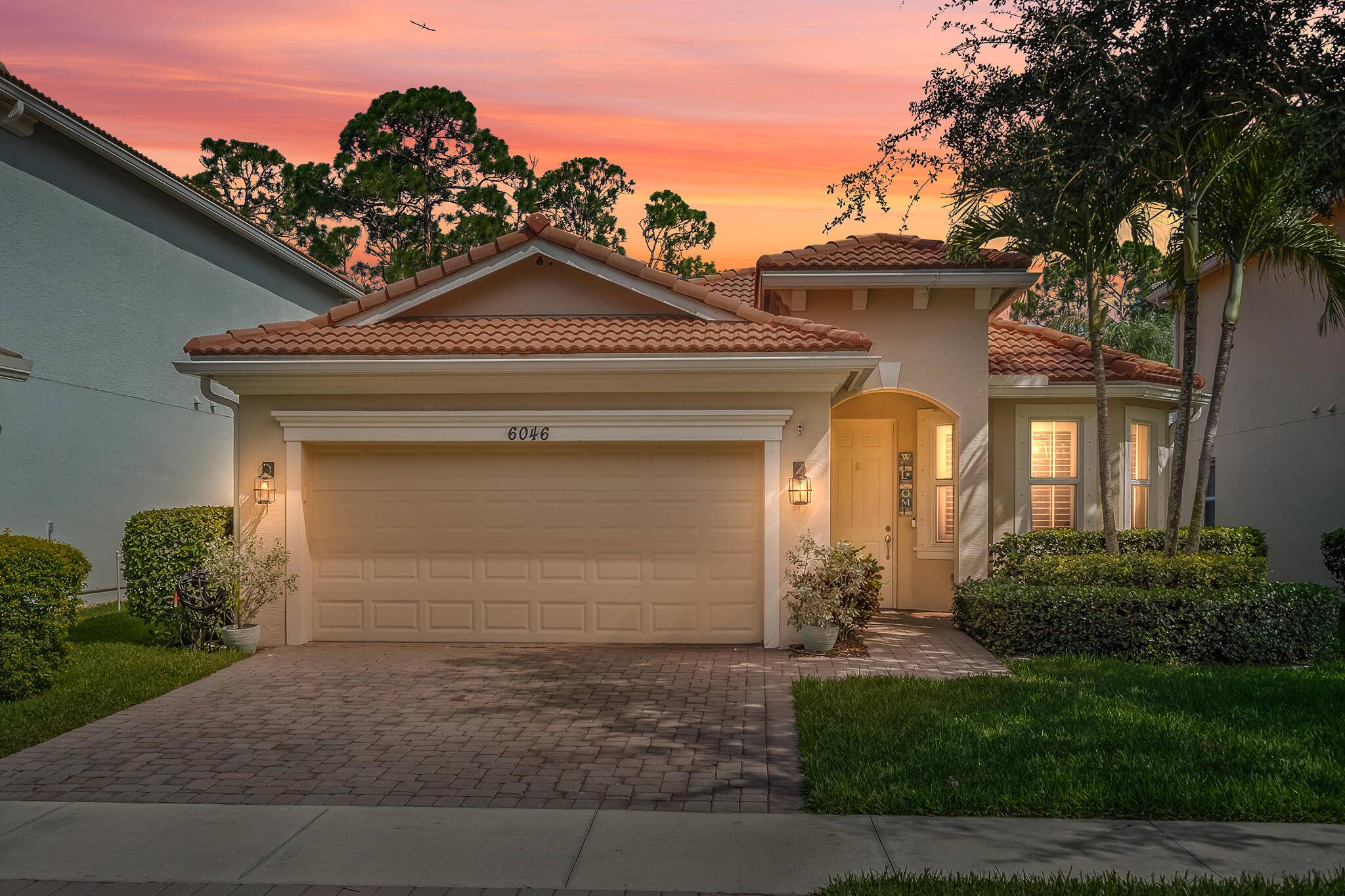 CHARMING single story 3 bed, 2 bath home in The Oaks of Hobe Sound.