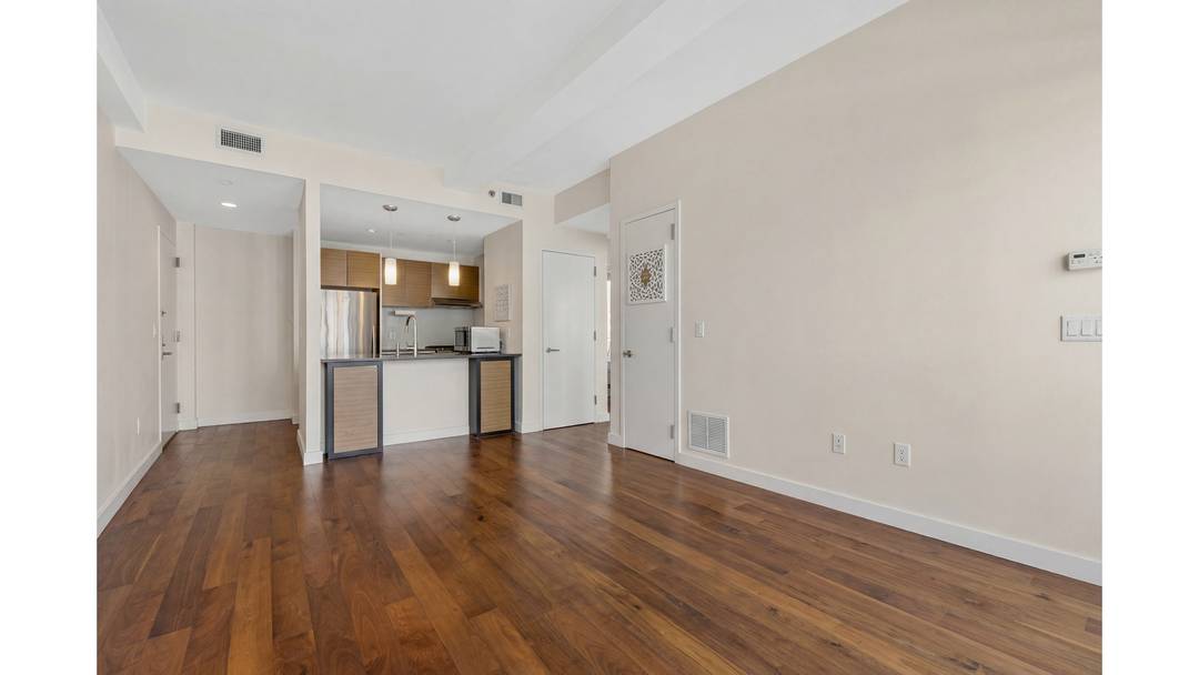 VIRTUAL TOURS AVAILABLE PRIVATE BALCONY Located in Hunters Point, this expansive 2 bedroom residence boasts an open layout with a 52 square foot private balcony, in addition to 766 square ...