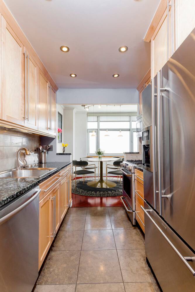 This MINT amp ; Flawless Sun flooded Totally Renovated Jr4, with 9'6 ceilings, is Perched up on the 27th floor and offers stunning Unobstructed sweeping city views.