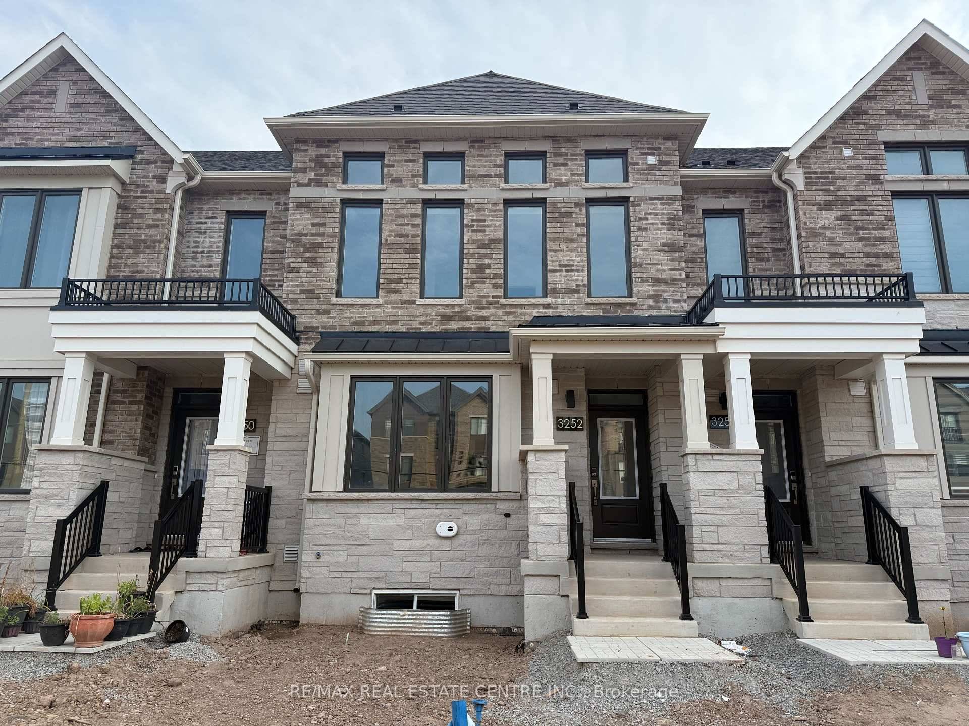 This brand new never lived in, beautifully designed 3 bedroom, 4 bathroom townhouse in a vibrant Oakville neighbourhood offers exceptional parking convenience with a spacious 2 car garage and an ...