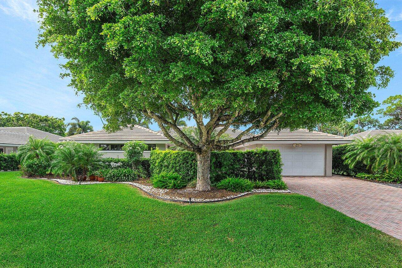Beautiful, private garden views from this maintained 3 bedroom, 2 bath villa nestled in a Royal Tern area of Quail Ridge.