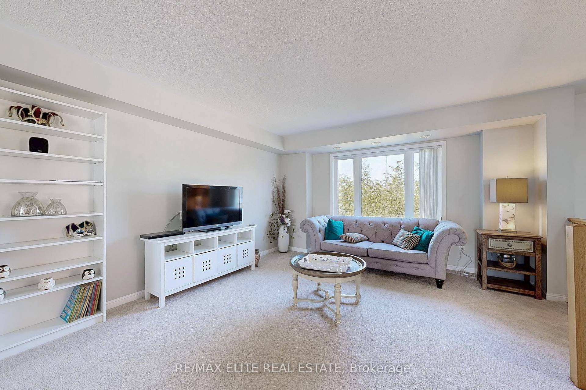 Welcome to this stylish and sun drenched end unit townhome tucked away in one of Auroras most sought after enclaves.