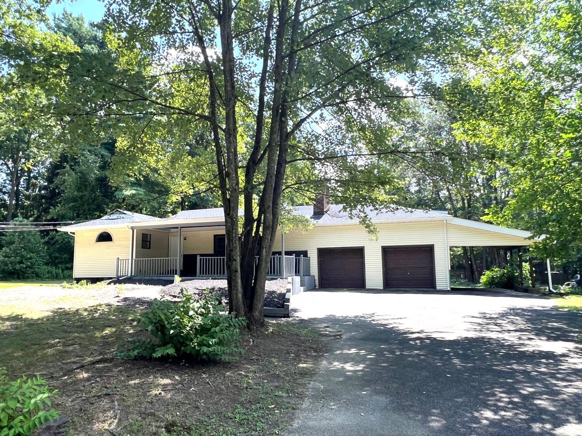 This spectacular Ranch Home is perfect for a mother daughter setup and offers plenty of space !