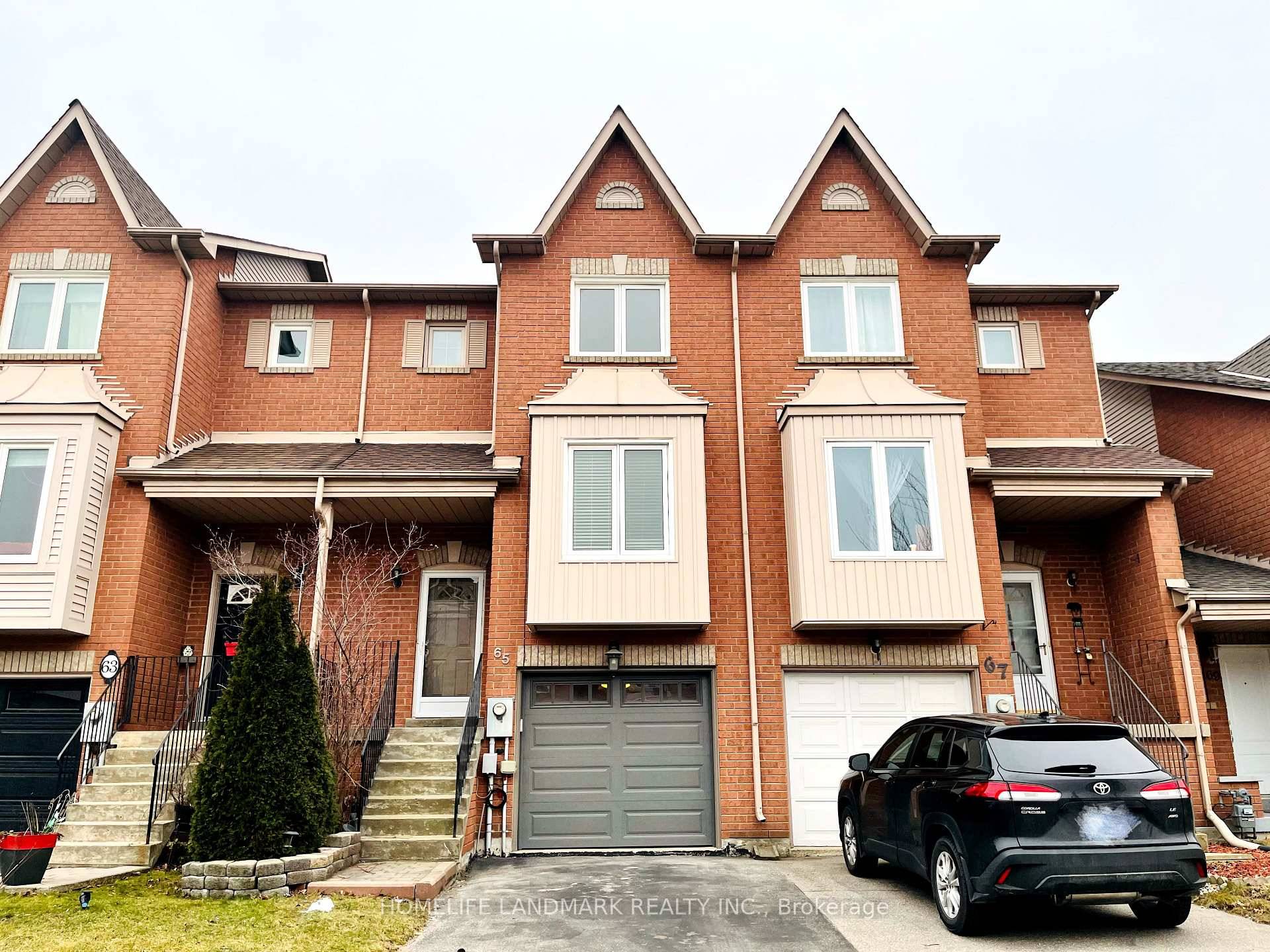 Beautiful and spacious 3 bedroom freehold townhouse situated in the highly demand Maple neighbourhood.