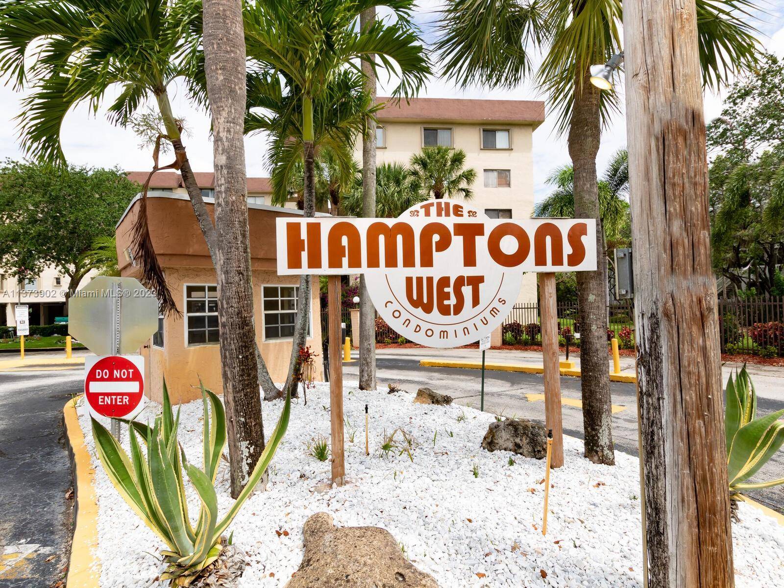 Spacious 3 Bedroom, 2 Bathroom Condo for Sale Looking for a spacious condo that offers plenty of room for living, working, and entertaining ?