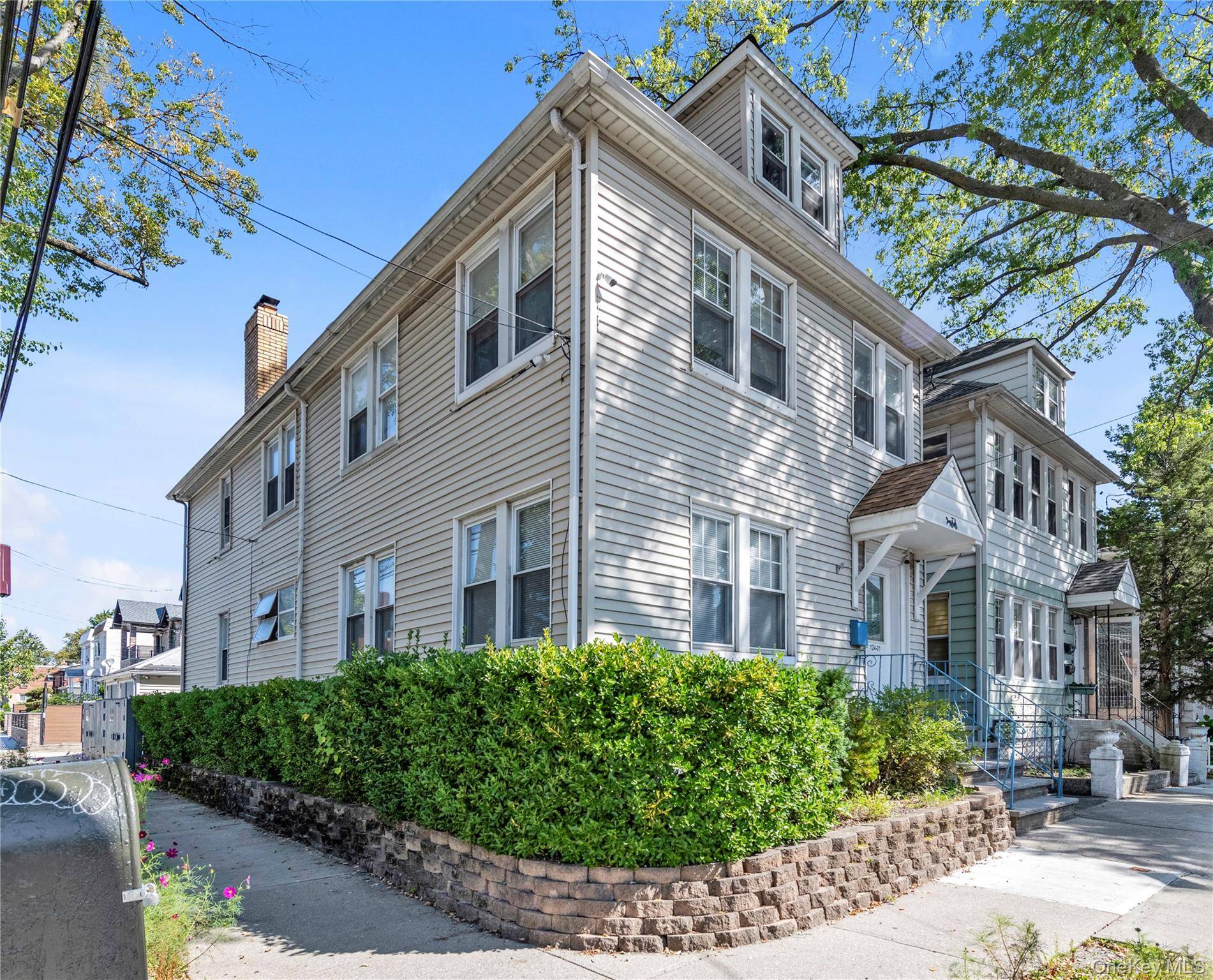 Lega 2 Family 6Bed Rooms 3 Bath Rooms, 2 Car Garage and parking.