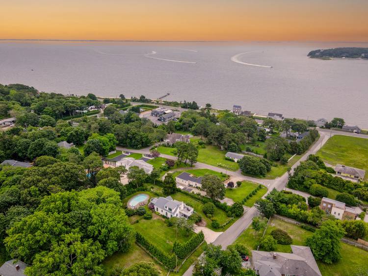 Beach cottage with Shinnecock Bay views