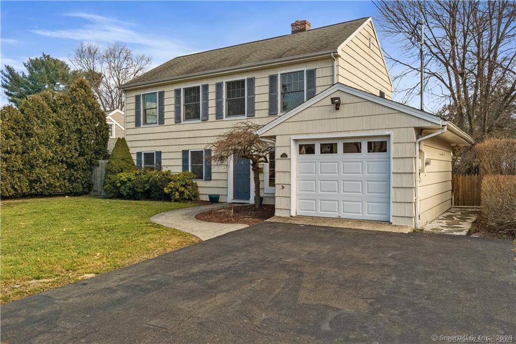 Welcome to this wonderfully maintained Colonial tucked into a quiet Wolfpit neighborhood !