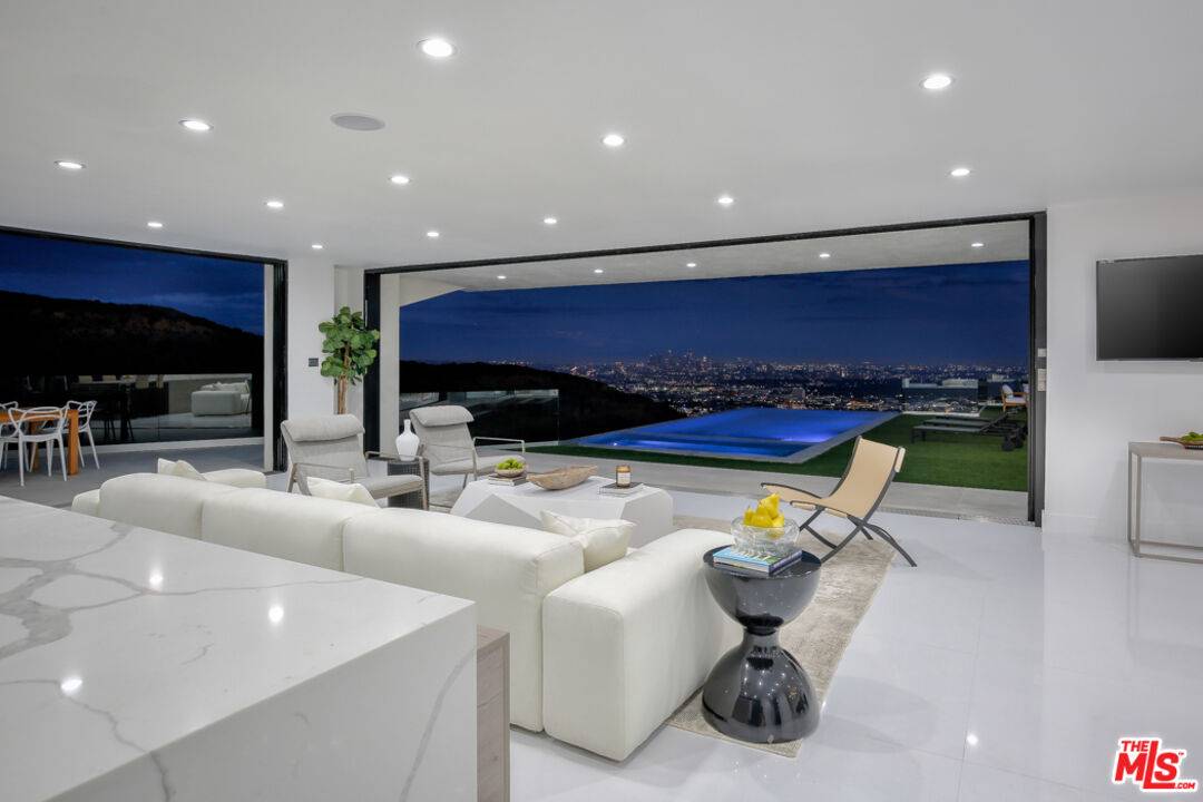 2110   HERCULES DR Hollywood Hills East LA