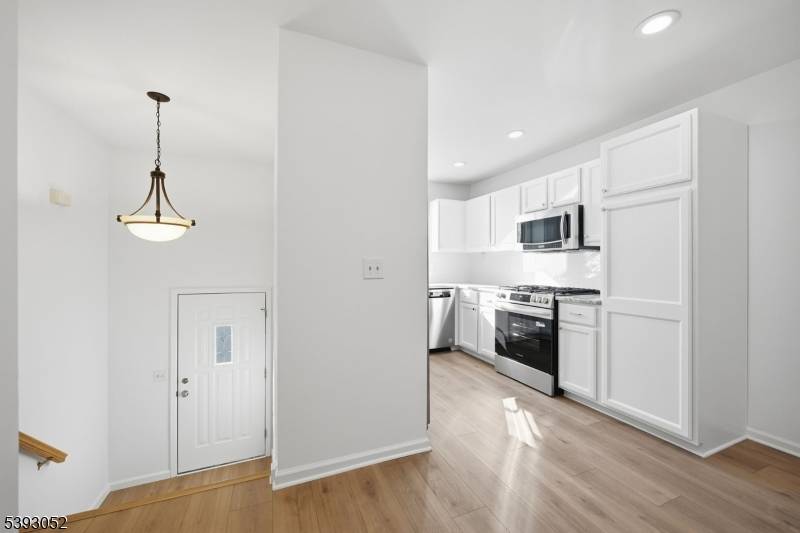 Beautifully refreshed, light and bright interior unit at desirable Mountain Ridge Townhomes in Bloomingdale, NJ !