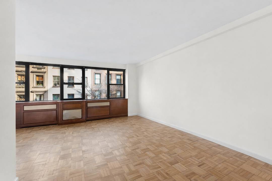 Alcove studio is now available in one of the most desired buildings in Murray Hill.